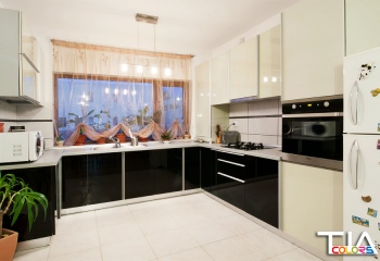 Bucatarie open space crem cu negru