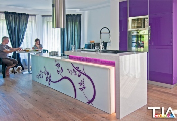 Bucatarie cu insula alba